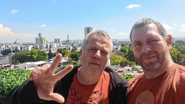 Mexiko bringt ihnen neue Hoffnung: Jürgen und Daniel Engler am ersten Tag nach der Ankunft auf der Dachterrasse ihrer Unterkunft.