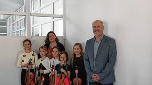 Bürgermeister Stefan Kaiser gratuliert den Geigenschülerinnen zu den Erfolgen und überreichte ihnen ein Präsent (von links): Sophia ...