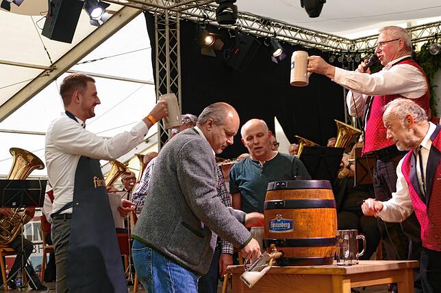 Bild 33: Was für eine Fete! Musikkapelle Mundelfingen versetzt das Publikum zum Jubiläumsstart in Feierlaune