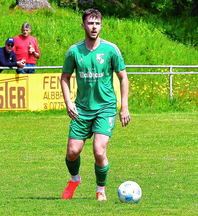 Erleichtert: Lukas Schäfer vom SV Waldhaus egalisierte seinen vergebenen Strafstoß durch den Treffer zum 4:1-Endstand beim SV Jestetten.