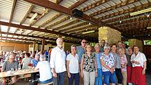 Mit einem großen Team an Helferinnen und Helfern sorgen Lothar und Brigitte Zoller (von links) für den gelungenen Grillnachmittag auf ...