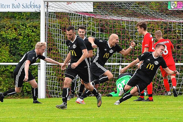 Bild 2: FC Wallbach setzt sich knapp mit 2:1 gegen den FC Tiengen 08 durch &ndash; und wir haben Bilder