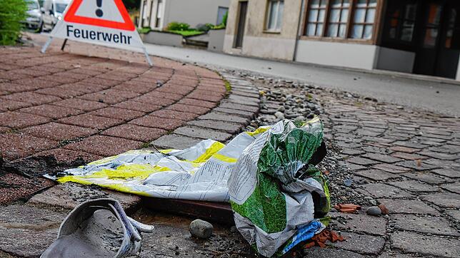 Katastrophenalarm in Mühlhausen: Die starken Regengüsse in der Nacht von Donnerstag auf Freitag haben den Ortsteil überflutet. Am Tag ...