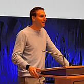 Festredner Ramon Kranaster, ehemaliger Student und CEO einer Uni-Ausgründung.