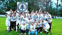 Jubelnde Tannheimer. Die Mannschaft ist vorzeitig Kreisliga A 2-Meister. Bild: Müller