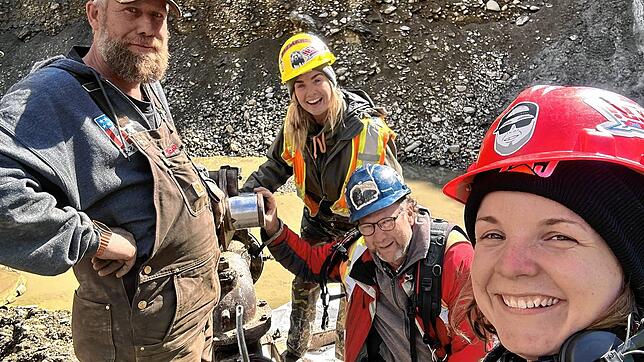 Goldschürfer Buzz Legault, Kamerafrau Charlie Storm, Tontechniker Ben Biles und Stephanie Kiewel (von links) bei den Dreharbeiten im ...