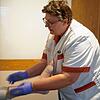 Pflegerin Gisela Laws von der Sozialstation Klettgau-Rheintal bei der häuslichen Pflege. Dieses Bild entstand allerdings noch vor der ...