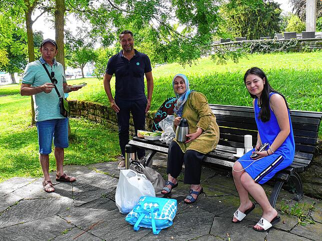 Willkommenskultur auf Türkisch: Vedat (von links), seine Frau Sengul und Tochter Zeynep Sude Akmese laden Andreas Matt (Zweiter von ...
