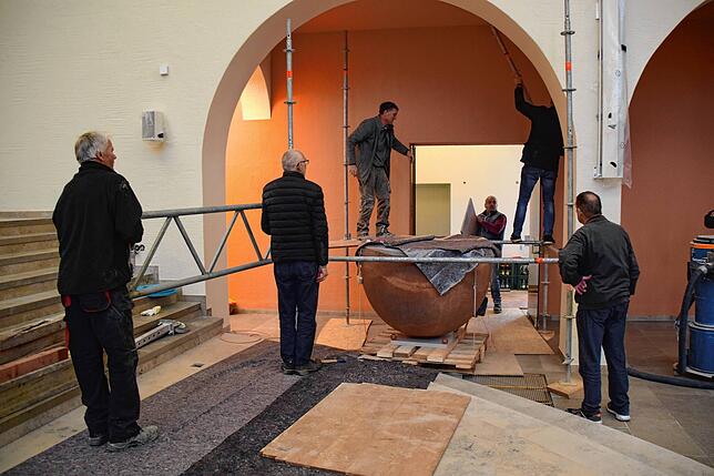 Bild 15: Uff, geschafft! Alle Bilder vom schweren Weg des 2,5 Tonnen schweren Altars in die Kirche St. Oswald