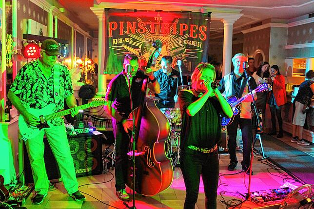 Für Stimmung sorgt die Band „The Pinstripes“ mit Rockabilly im Café Hengstler.