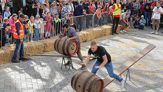 Jedes Jahr ein Zuschauermagnet bei der Bräunlinger Kilbig: Beim Parcours des Bierfassrollens zählen Kraft, Trinkfestigkeit und Geschick. ...