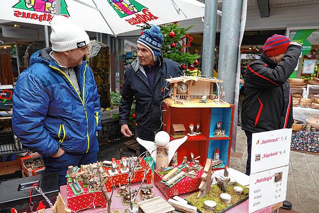 Bild 22: Groß und Klein trotzen beim Weihnachtsmarkt Rickenbach dem Schmuddelwetter