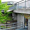 Unten verlaufen die Gleise der Schwarzwaldbahn, oben links ist das Gebäude der AOK zu sehen: Mitten in Villingen beim Bahnhof bildet die ...