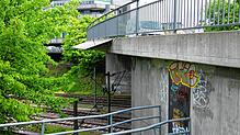 Unten verlaufen die Gleise der Schwarzwaldbahn, oben links ist das Gebäude der AOK zu sehen: Mitten in Villingen beim Bahnhof bildet die ...