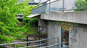 Unten verlaufen die Gleise der Schwarzwaldbahn, oben links ist das Gebäude der AOK zu sehen: Mitten in Villingen beim Bahnhof bildet die ...