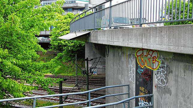 Unten verlaufen die Gleise der Schwarzwaldbahn, oben links ist das Gebäude der AOK zu sehen: Mitten in Villingen beim Bahnhof bildet die ...