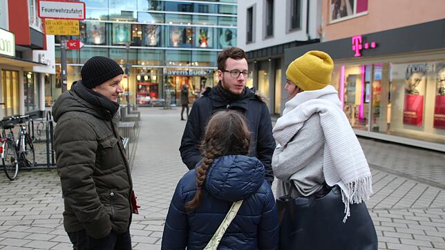 Rainer Röver, designierter Vorsitzender der SPD Bodenseekreis, mit dem Juso-Kreisvorsitzenden Matthias Eckmann im Gespräch mit ...