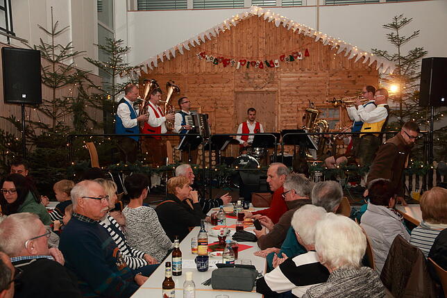 Ein echter Hingucker ist die neue Bühne auf dem Weihnachtsmarkt in der Alemannenhalle in Mönchweiler. Am Samstagabend unterhalten die ...