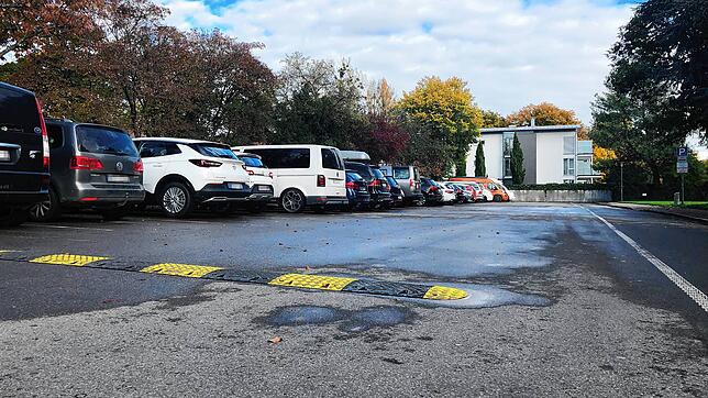 Ein Parkplatz, aber offenbar nicht länger &bdquo;Problempunkt&ldquo;: der Hintere Hafen in Friedrichshafen.