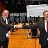 Es bleibt beim eingespielten Team: Oberbürgermeister Uli Burchardt (links) gratuliert seinem Stellvertreter Andreas Osner zur Wiederwahl ...