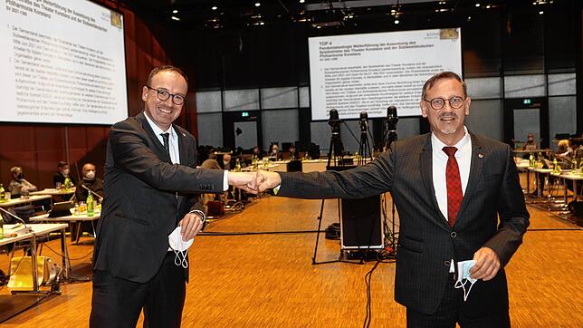 Es bleibt beim eingespielten Team: Oberbürgermeister Uli Burchardt (links) gratuliert seinem Stellvertreter Andreas Osner zur Wiederwahl ...