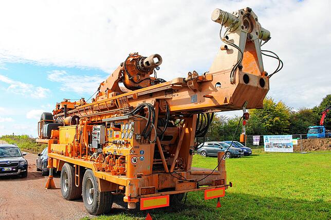 Mit diesem Bohrer wurde Ende 2019 der neue Ersatzbrunnen auf der Ruckhalde freigelegt.