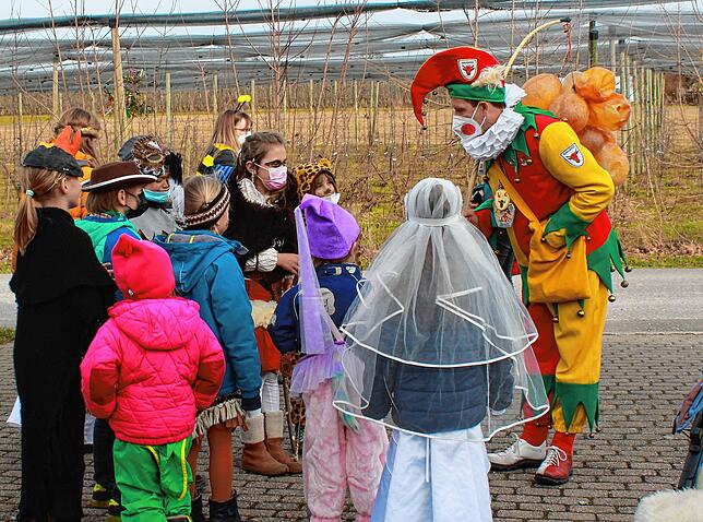 Hansele Frank Klaiber, der heute seinen Nachfolger Giovanni Dimasi vertritt, spricht mit den Kindern und lässt sie Narrensprüche rufen. ...
