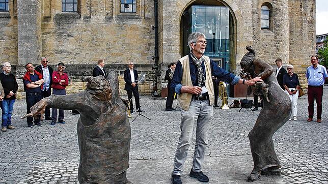 Der leere Herz-Jesu-Platz hatte ihn gestört: Dank einer Spendenaktion konnten die &bdquo;Marktwieber&ldquo; des Künstlers Gero Hellmuth ...