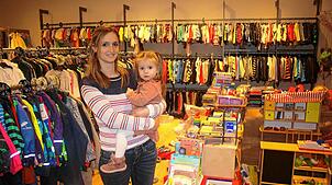 Monja Kettner mit ihrer Tochter Kalea in ihrem Second-Hand-Laden Bambini in Mühlhofen. Das Geschäft ist nur noch bis Ende Januar geöffnet.