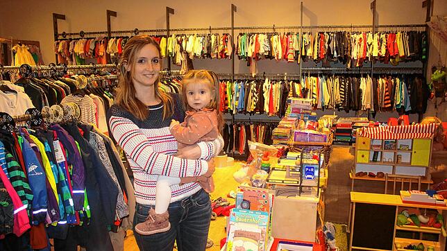 Monja Kettner mit ihrer Tochter Kalea in ihrem Second-Hand-Laden Bambini in Mühlhofen. Das Geschäft ist nur noch bis Ende Januar geöffnet.