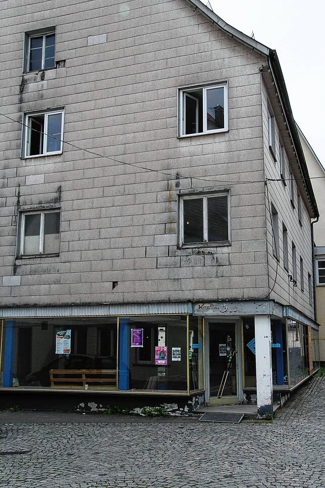 Es gab Pläne für ein Café im Erdgeschoss dieses Eckhaus-Gebäudes am Saumarkt. Doch bisher wurden diese nicht umgesetzt.