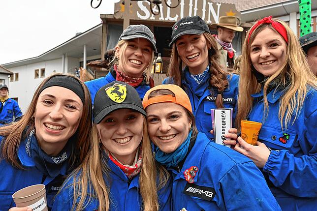 Bild 13: Schmotziger Fasnet in Hagnau: Flamingos, Cowboys und Matrosen feiern ausgelassen!