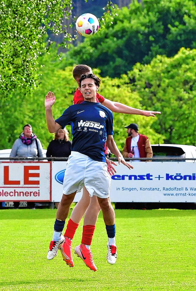 Punkt gerettet: Leon Eggert (vorn auf dem Archivfoto) traf für den VfB Waldshut kurz vor Schluss zum 3:3-Endstand gegen den FC 08 Bad ...