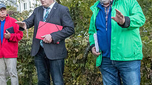 Bürgermeister Bernd Gombold und Planer Klaus Saur (rechts) erläuterten den Planungsstand auf dem Kinderspielplatz bei der Schule.