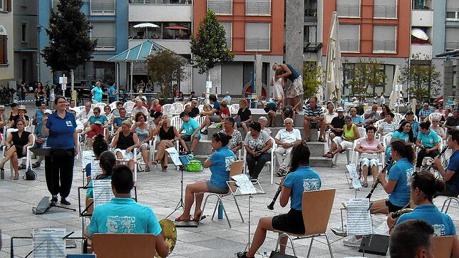 Unter Dirigentin Birgit Trinkl (stehend) bot die Stadtmusik auf dem Talschulplatz ein abwechslungsreiches Promenadenkonzert.