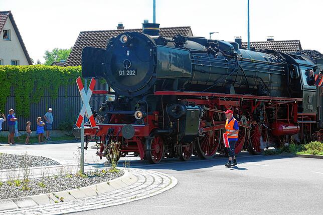 Hier konnten viele Jahre keine Züge verkehren, da die Gleise entfernt worden waren. Erst 2019 wurde die Gleislücke am Kreisel in Singens ...