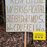 Bürger haben ihre Protestplakate am Waldrand zurückgelassen, fast wie ein Mahnmal.