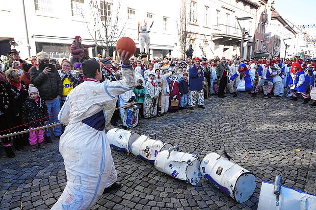 Bild 6: Die Wuescht besiegen die Glonkies beim Völkerball-Wettkampf