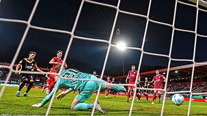 Heidenheims Tim Siersleben mit dem Tor zum 1:2.