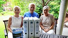 Drei der Gesichter hinter der Initiative: Elisabeth Horn, Bernhard Bueb und Andrea Knorr (von links) mit drei Ordnern voller ...