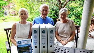 Drei der Gesichter hinter der Initiative: Elisabeth Horn, Bernhard Bueb und Andrea Knorr (von links) mit drei Ordnern voller ...