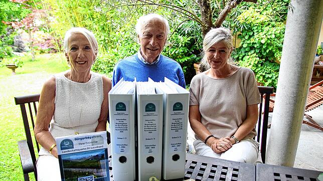 Drei der Gesichter hinter der Initiative: Elisabeth Horn, Bernhard Bueb und Andrea Knorr (von links) mit drei Ordnern voller ...