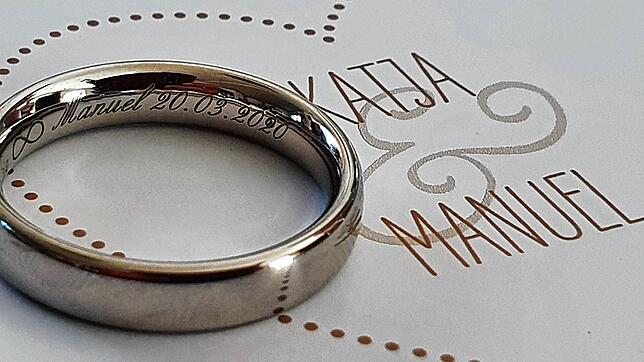 Katja Damski und Manuel Eisele wollten eigentlich am 20. März heiraten. Doch dann kam alles anders. In ihren Eheringen ist nun das ...