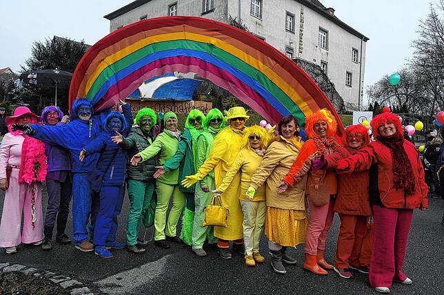 Fasnet in Kluftern am Schmotzigen Donnerstag: Das halbe Dorf ist beim Umzug von Efrizweiler zum Bürgerhaus auf den Beinen.