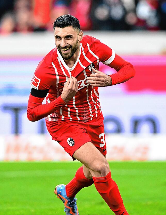 Fußball, Bundesliga, SC Freiburg – VfB Stuttgart, 20. Spieltag, Europa-Park Stadion. Freiburgs Vincenzo Grifo freut sich über ...