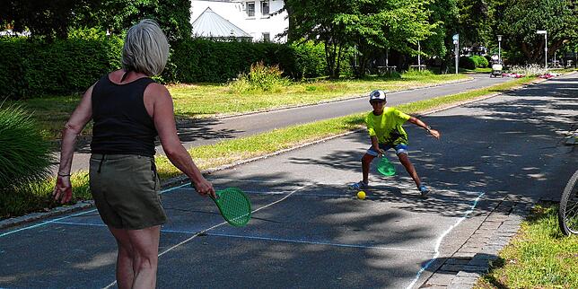 Adriano Gökdemir und Kasia Schön genießen das Tennis-Spiel an der Seestraße. Ob das Wetter im Hochsommer 2023 auch zu Spielen und ...
