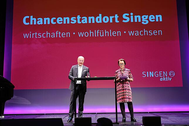 Der Standortmarketingverein Singen aktiv organisiert die Abendgesellschaft – der Vorsitzende Wilfried Trah und die Geschäftsführerin ...