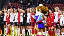 Spielerinnen aus der Schweiz und Deutschland im November 2024 beim Freundschaftsspiel neben Maddli, dem Maskottchen der Fußball-EM. Die ...