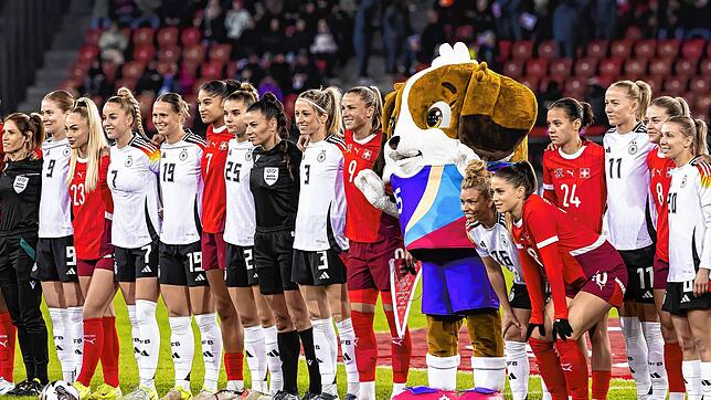 Spielerinnen aus der Schweiz und Deutschland im November 2024 beim Freundschaftsspiel neben Maddli, dem Maskottchen der Fußball-EM. Die ...