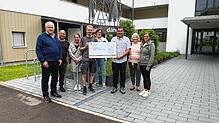Bei der Scheckübergabe (von links): Helmut Karlsch, Patrick Schweizer, Angela Wehrle, Louis Zimmer, Julia Wendt, Sascha Klubert, Marlies ...